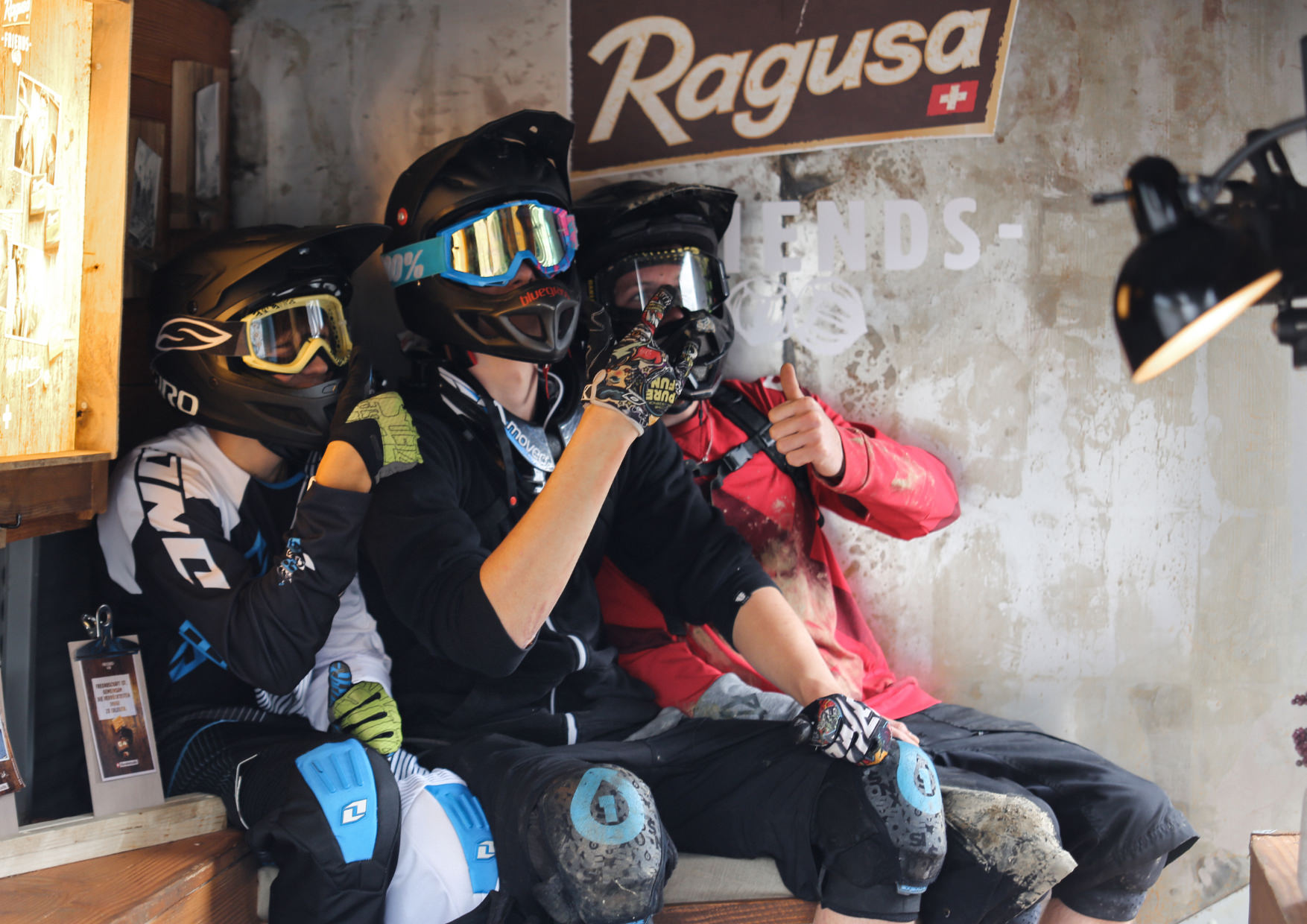 follow red Ragusa for Friends Fotobox