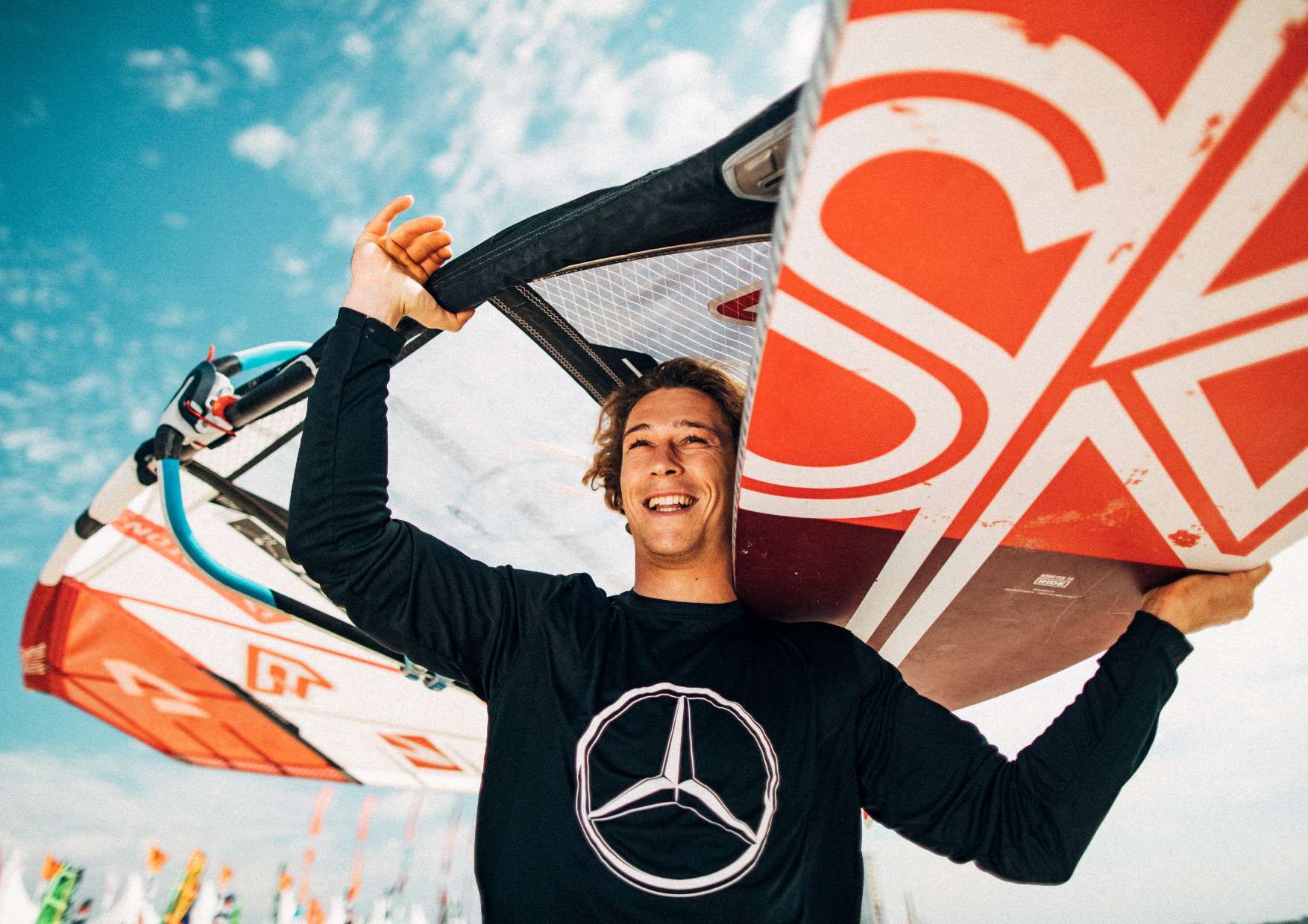 Mann mit Surfbrett auf der Schulter