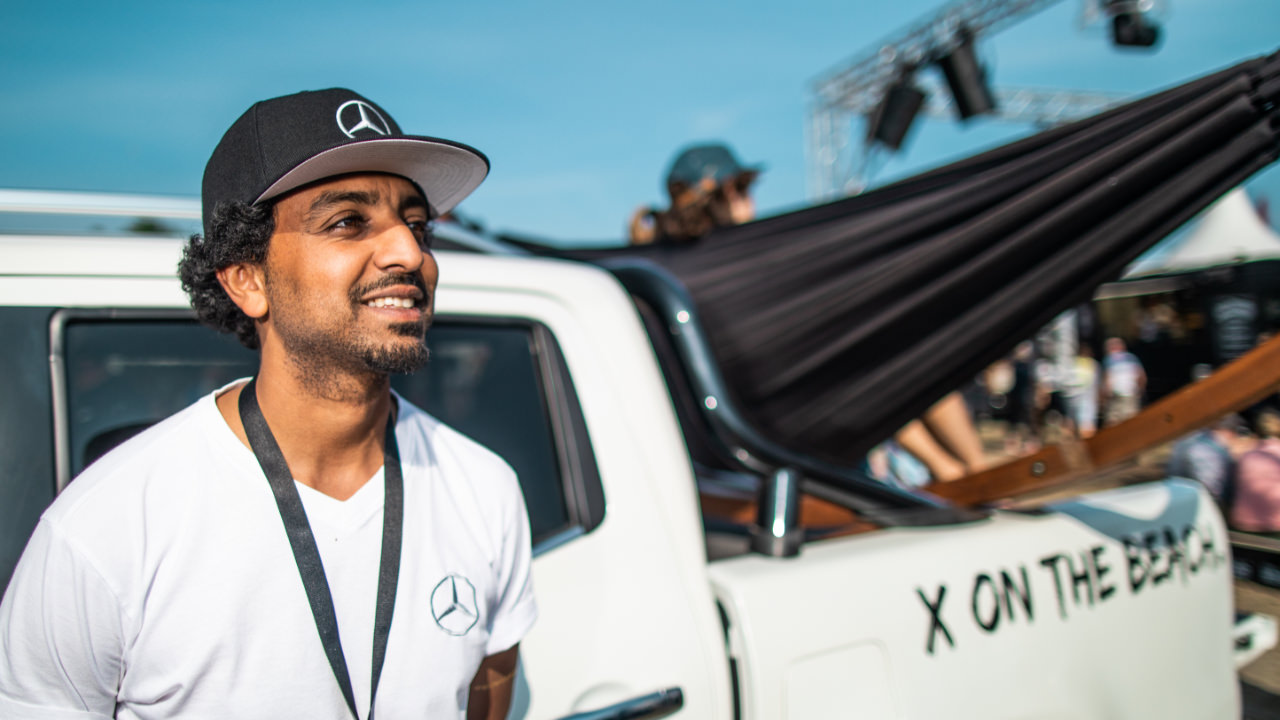 sportsgarage Mitarbeiter vor Hängematte auf X-Klasse