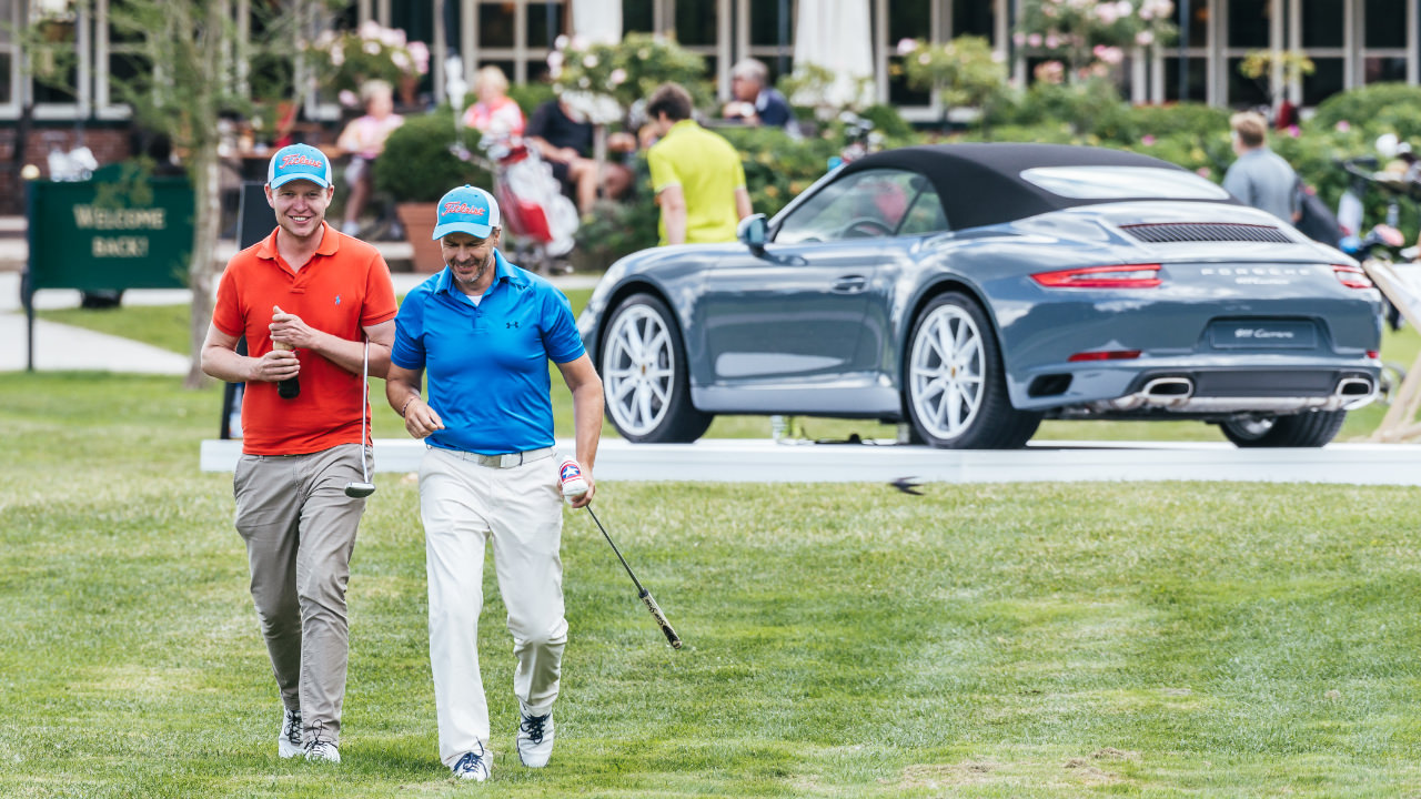 Porsche Generationsopen Golfer vor Porsche