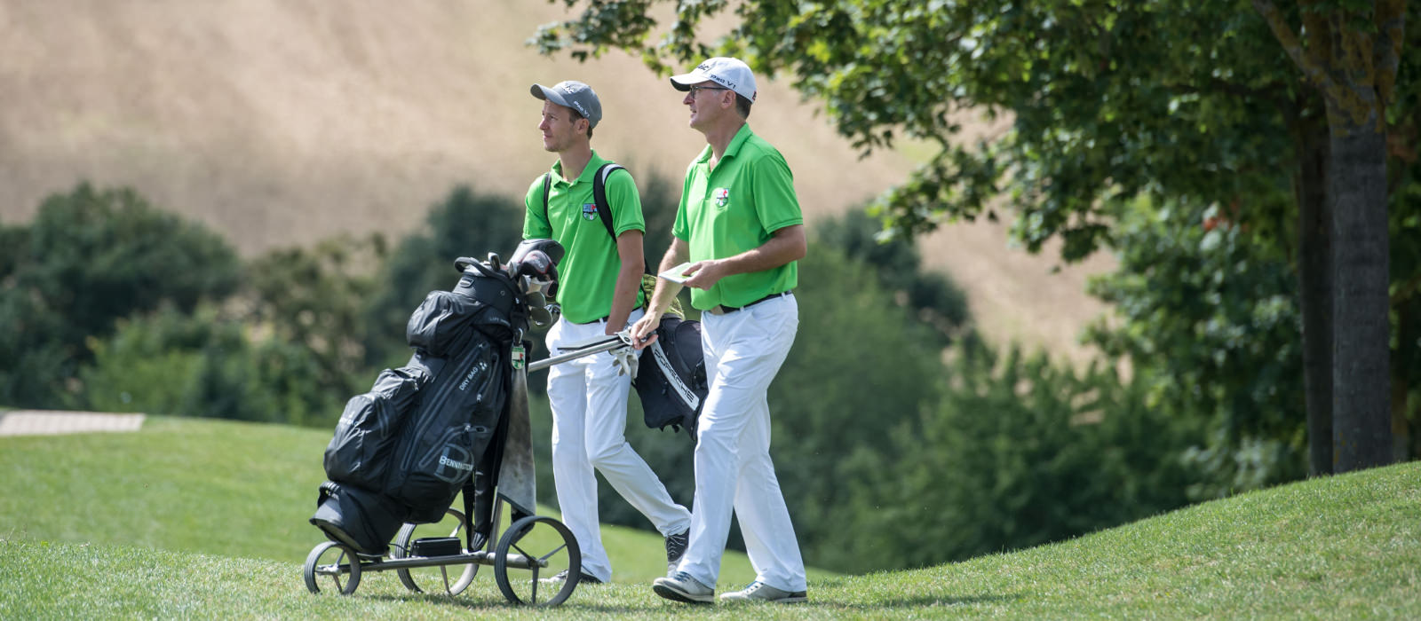 Porsche Generationsopen Golfer mit Golfbag