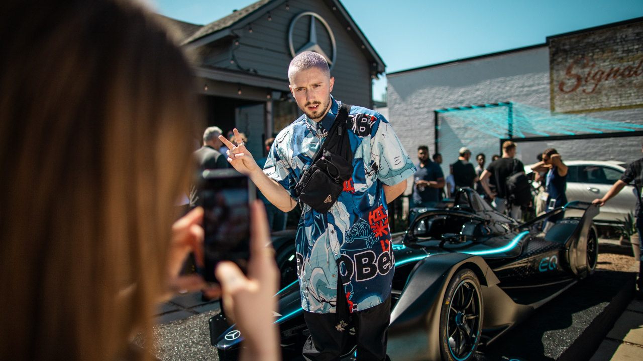 Posing vor EQ Formula E Auto