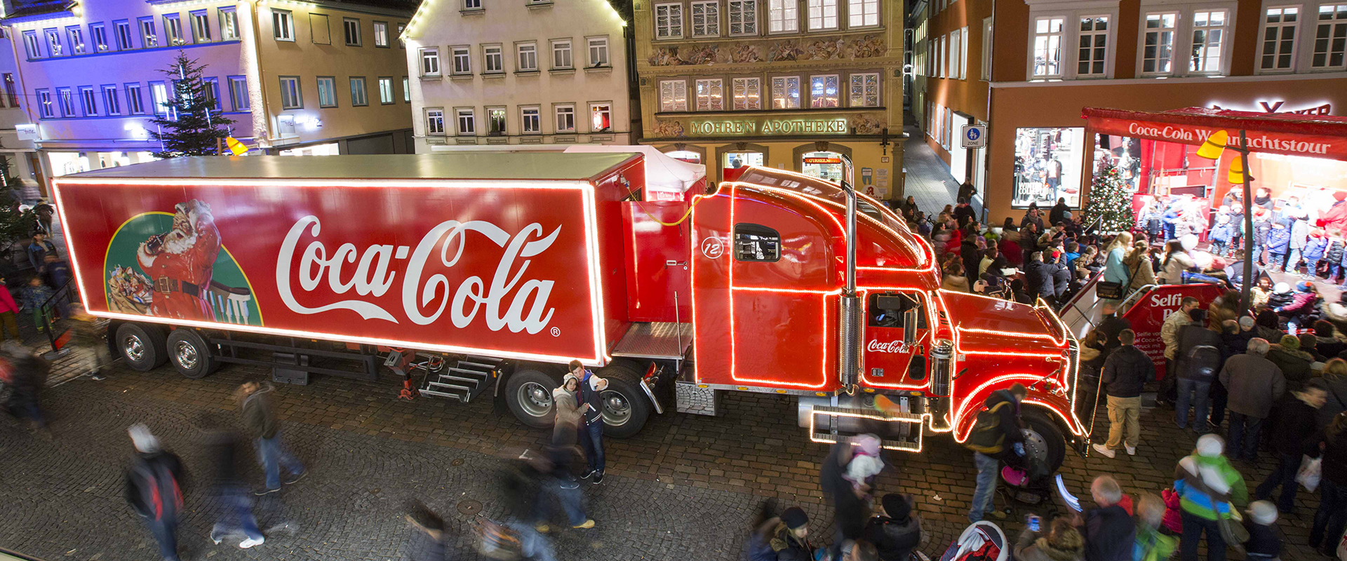 Coca-Cola Weihnachtstour am 4.12.2014 in Schwäbisch Gmünd. Vom 29. November bis zum 22. Dezember sind die Coca-Cola Weihnachtstrucks wieder auf den Weg. Coca-Cola und Santa Claus laden ganz Deutschland ein, anderen eine Freude zu machen. Bereits zum 18. Mal sorgen die Coca‑Cola Weihnachtstrucks in insgesamt 60 Städten für Weihnachtsfreude. Außerdem engagiert sich Coca-Cola mittlerweile im siebten Jahr für die Charity-Aktion BILD hilft e.V. „Ein Herz für Kinder“. Foto: Gero Breloer für Coca-Cola Deutschland GmbH