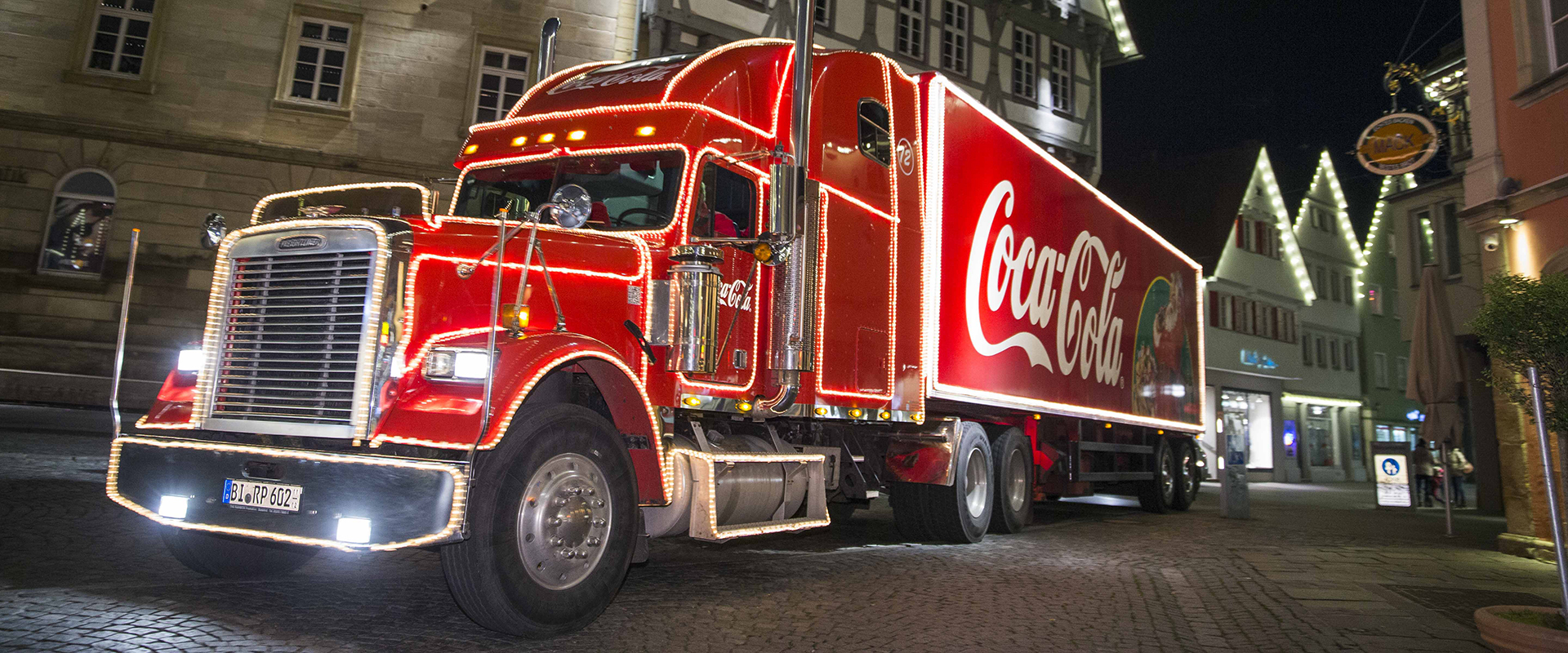Coca-Cola Weihnachtstour am 4.12.2014 in Schwäbisch Gmünd. Vom 29. November bis zum 22. Dezember sind die Coca-Cola Weihnachtstrucks wieder auf den Weg. Coca-Cola und Santa Claus laden ganz Deutschland ein, anderen eine Freude zu machen. Bereits zum 18. Mal sorgen die Coca‑Cola Weihnachtstrucks in insgesamt 60 Städten für Weihnachtsfreude. Außerdem engagiert sich Coca-Cola mittlerweile im siebten Jahr für die Charity-Aktion BILD hilft e.V. „Ein Herz für Kinder“. Foto: Gero Breloer für Coca-Cola Deutschland GmbH