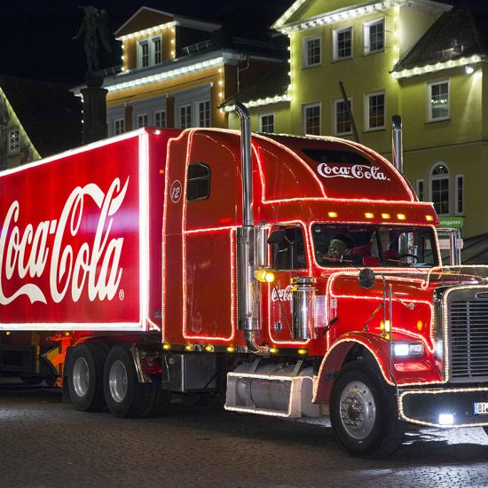 Coca-Cola Weihnachtstour am 4.12.2014 in Schwäbisch Gmünd. Vom 29. November bis zum 22. Dezember sind die Coca-Cola Weihnachtstrucks wieder auf den Weg. Coca-Cola und Santa Claus laden ganz Deutschland ein, anderen eine Freude zu machen. Bereits zum 18. Mal sorgen die Coca‑Cola Weihnachtstrucks in insgesamt 60 Städten für Weihnachtsfreude. Außerdem engagiert sich Coca-Cola mittlerweile im siebten Jahr für die Charity-Aktion BILD hilft e.V. „Ein Herz für Kinder“. Foto: Gero Breloer für Coca-Cola Deutschland GmbH