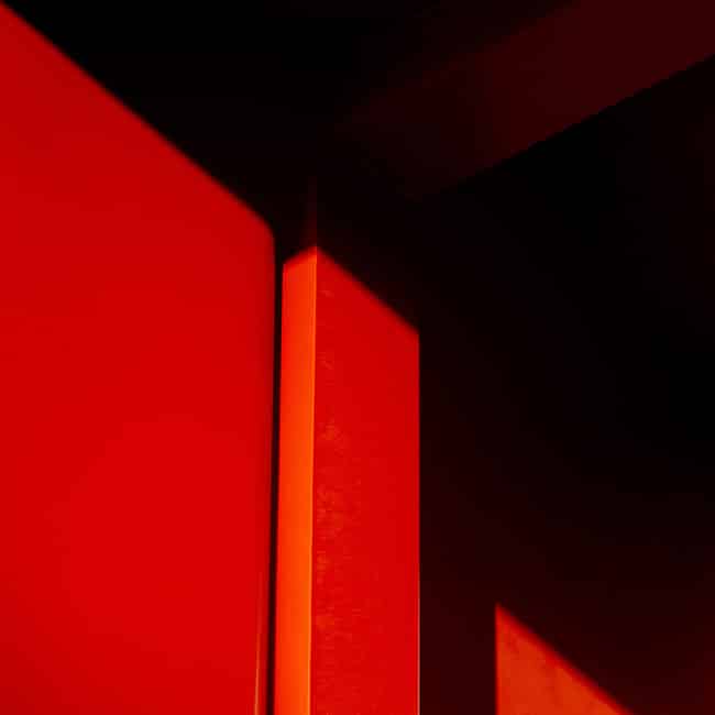 Ein roter Türrhamen. Er steht bei follow red für offene Türen, wo immer authentische Promotion-Konzepte gebraucht werden..